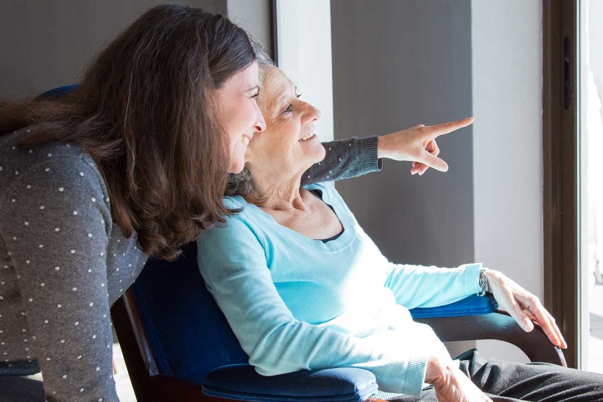 Bien choisir son aide-soignante à domicile