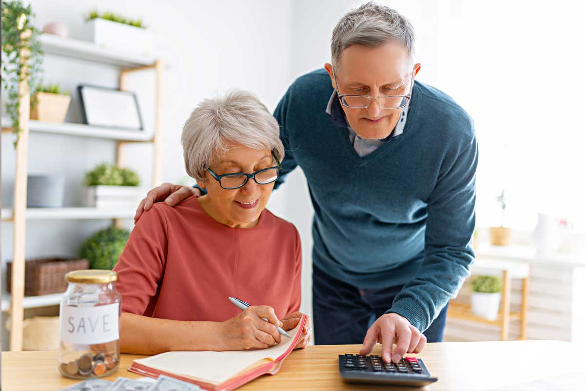 Des seniors calculent le montant de leur aide PAP
