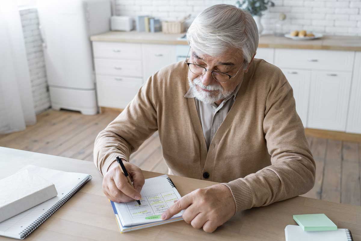 Un senior fait son dossier d'ASPA