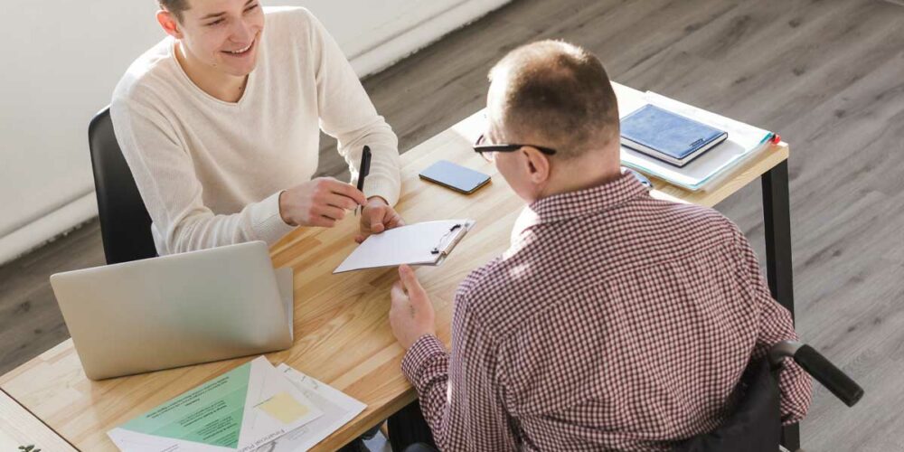 Une personne en situation de handicap étudie la possibilité de cumuler AAH et PCH