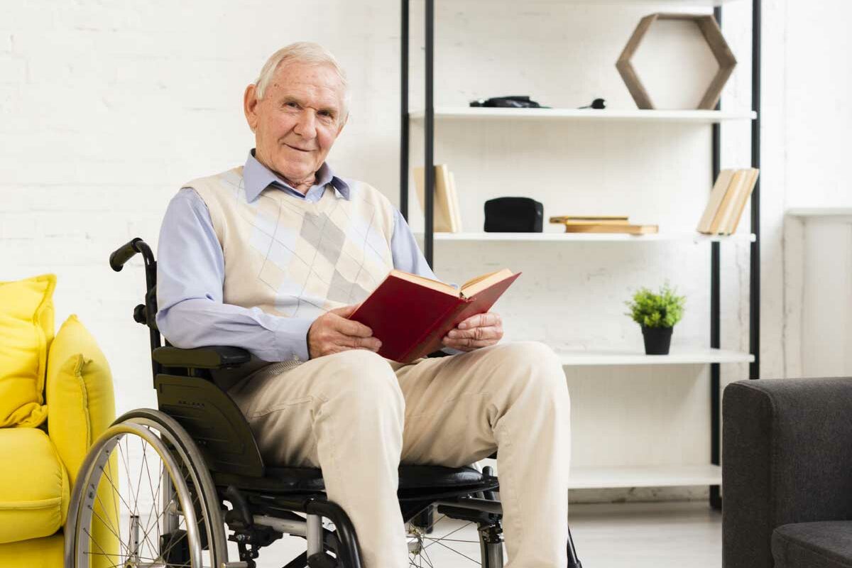 Un homme senior en fauteuil roulant à la retraite et bénéficiant de l'AAH