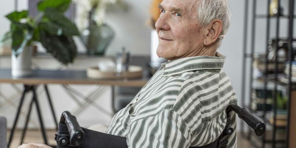 Un homme dans un fauteuil roulant souffrant d'une maladie lui permettant de toucher l'AAH