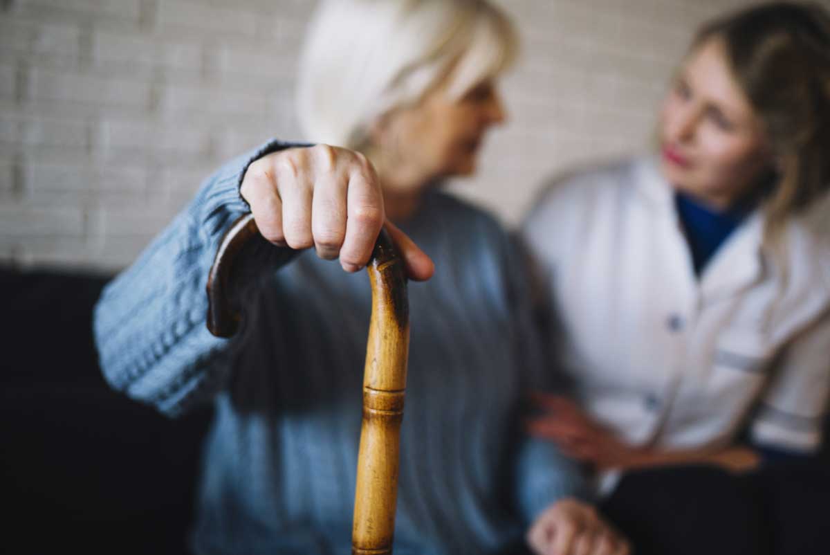Une dame souffrant de la maladie de Parkinson et touchant l'AAH