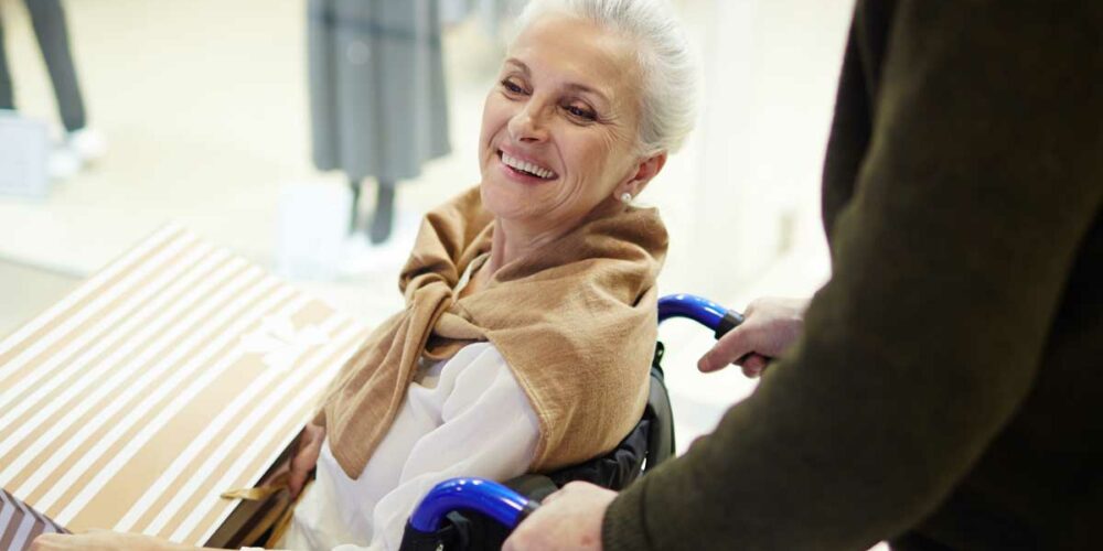 Une femme handicapée bénéficiant de l'AAH qui fait du shopping