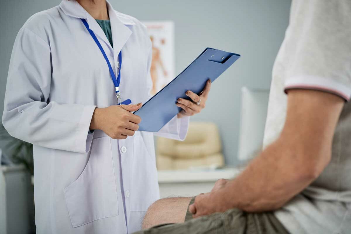 Une femme médecin examine en patient en affection longue durée - ALD