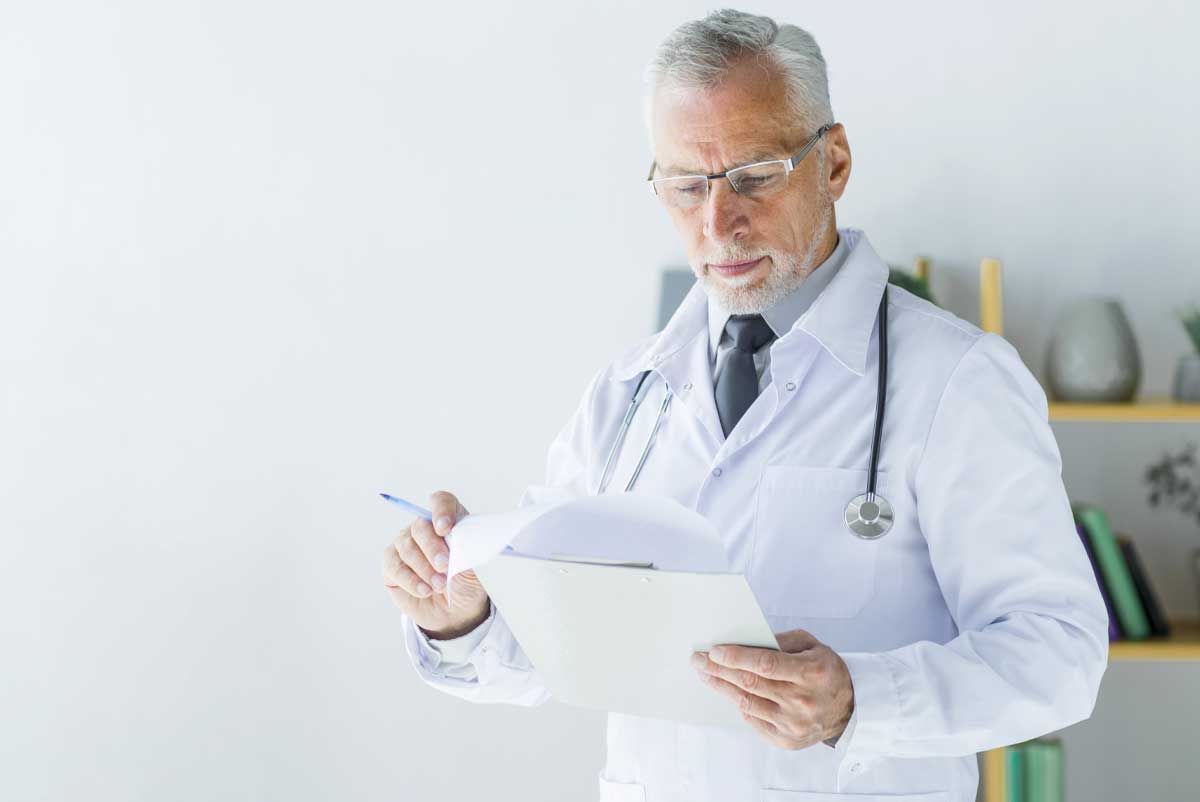 Un médecin examinant un dossier d'Affection longue durée
