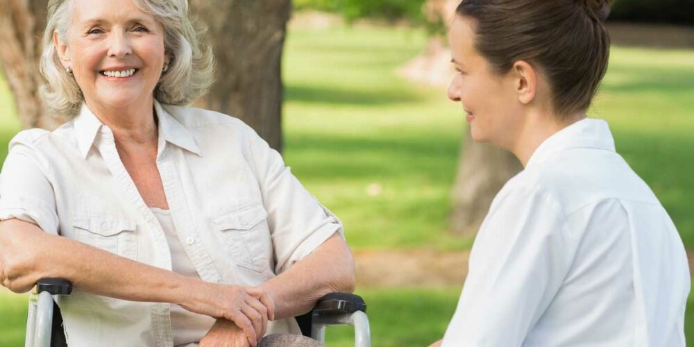 Une infirmière et une femme senior bénéficiaire de l'allocation supplémentaire invalidité