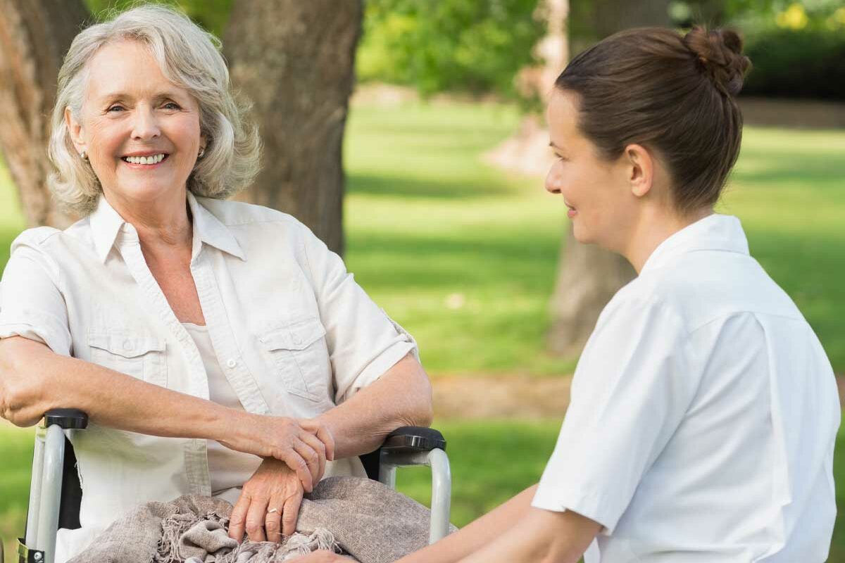 Une infirmière et une femme senior bénéficiaire de l'allocation supplémentaire invalidité