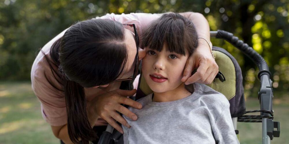 Une maman avec une jeune fille en situation de handicap, bénéficiaire de l'allocation éducation enfant handicapé (AEEH)