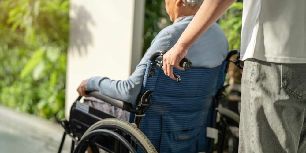 Un homme âgé dans un fauteuil roulant bénéficiant de l'aide MVA