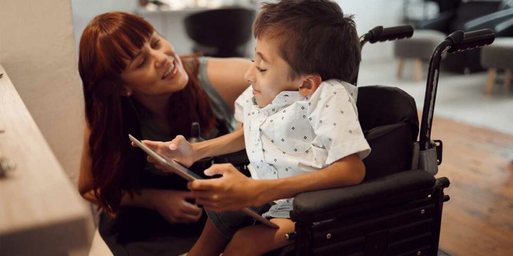 Une jeune maman qui bénéficie de l'AJPP et son enfant en situation de handicap