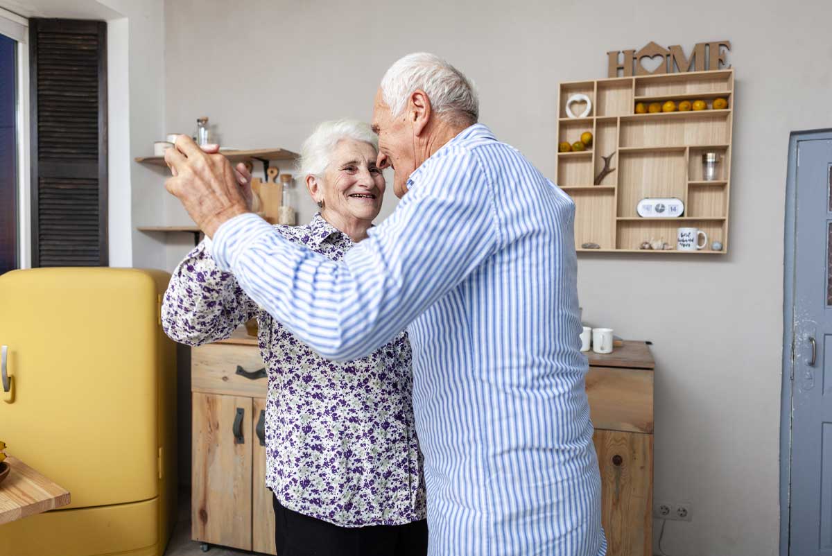 Un couple de seniors danse chez lui pour fêter l'obtention de Ma Prime Adapt