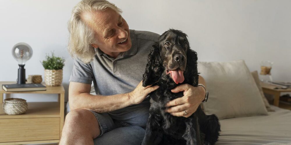 Senior avec son chien