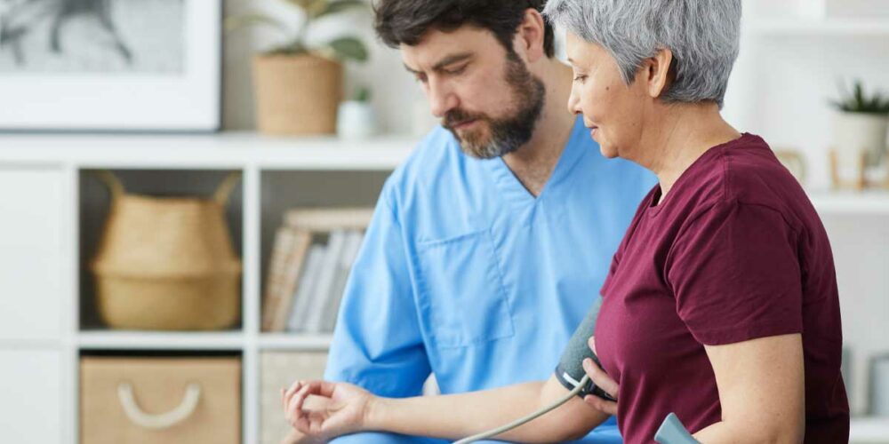 Une patiente de services de soins infirmiers à domicile en pleine consutlation