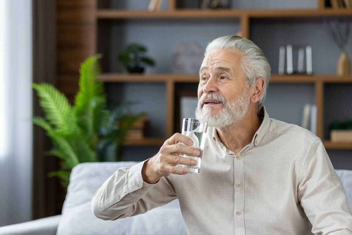 Homme senior qui s'hydrate