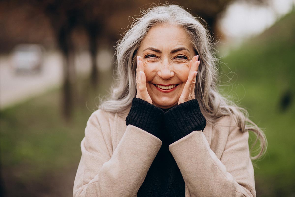 Femme souriante et épanouie