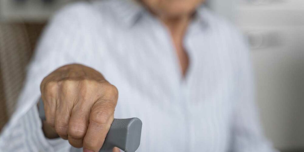 Une dame senior bénéficie de l'AAH