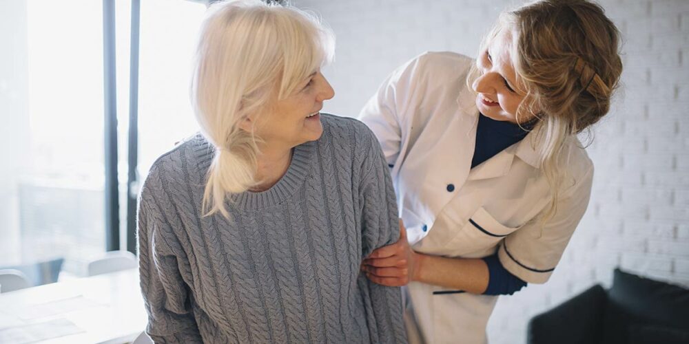 Senior avec son auxiliaire de vie