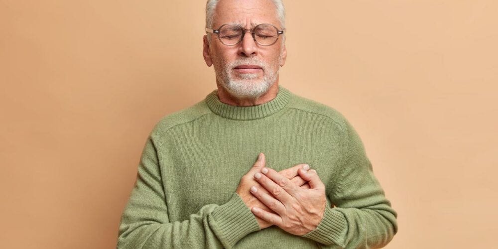 Senior qui a mal au cœur lors d'une décompensation cardiaque
