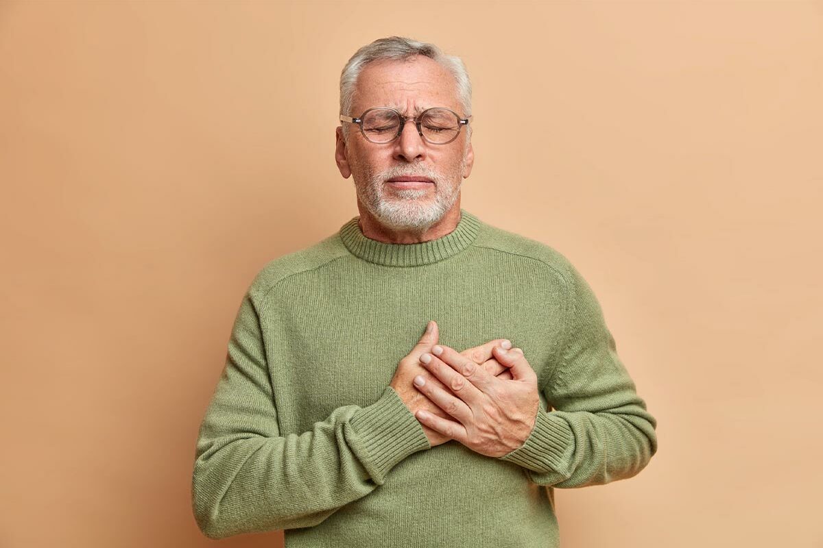 Senior qui a mal au cœur lors d'une décompensation cardiaque