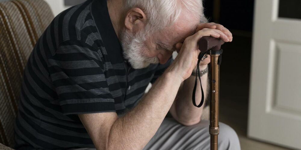 Senior seul souffrant d'un délire de persécution