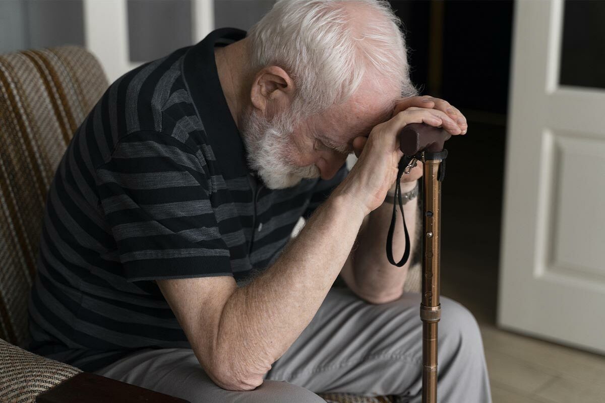Senior seul souffrant d'un délire de persécution