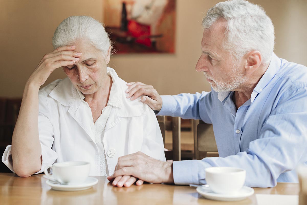 Femme en crise de délirium avec un homme la soutenant