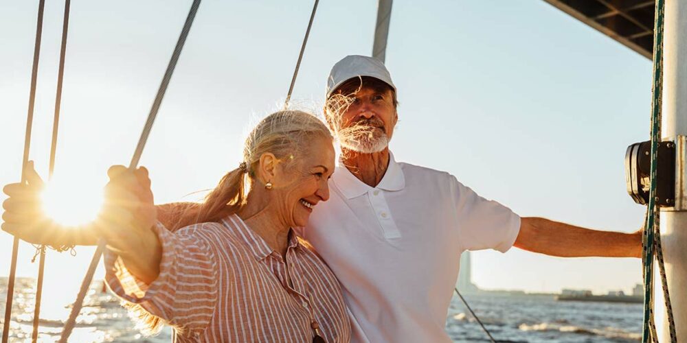 Couple de senior à bord d'un bateau de croisière