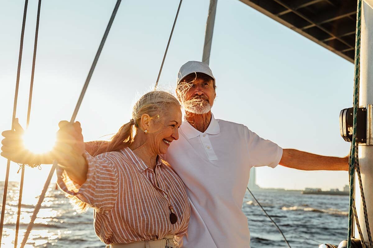 Couple de senior à bord d'un bateau de croisière