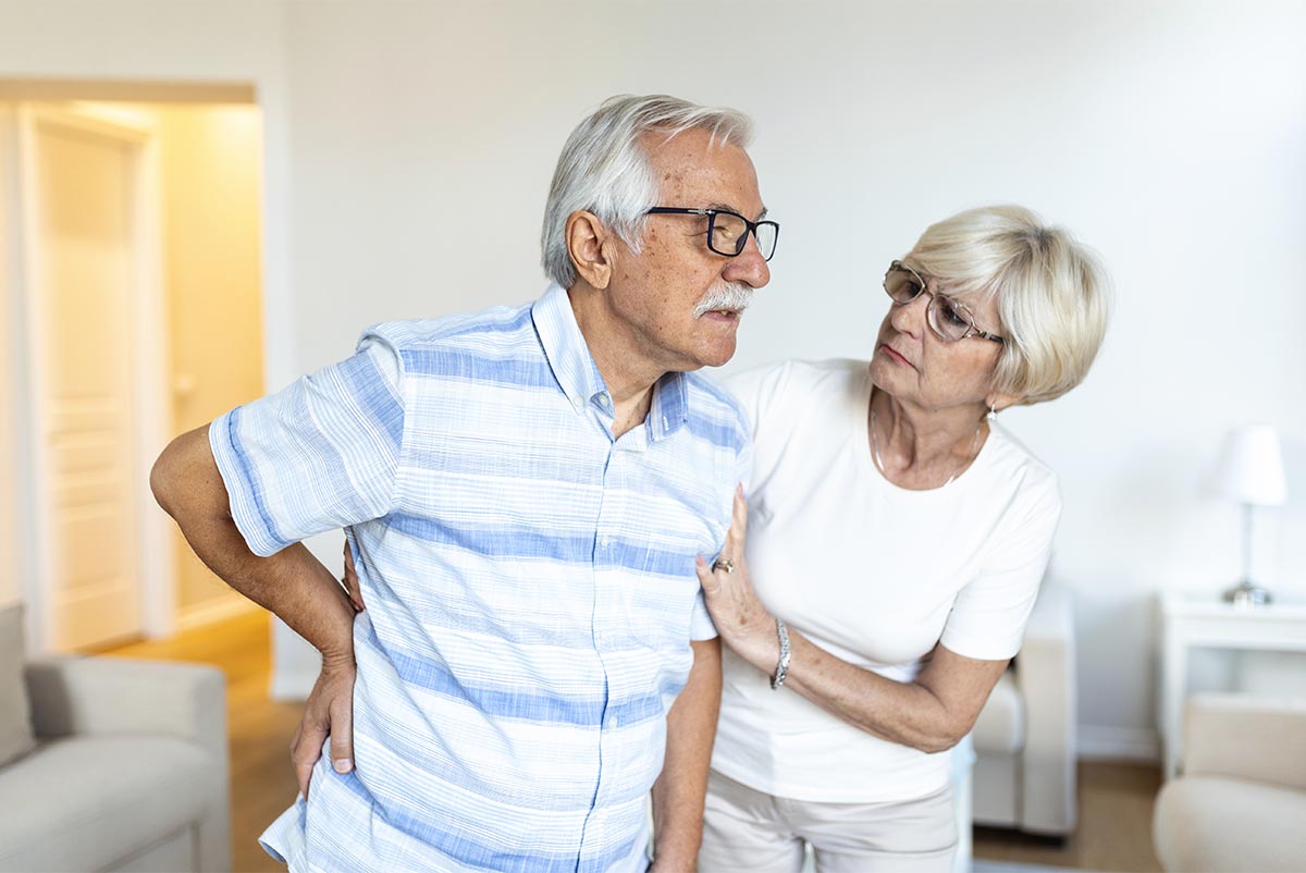 Homme senior qui est engourdit d'un côté de son corps : premier signe de l'AVC