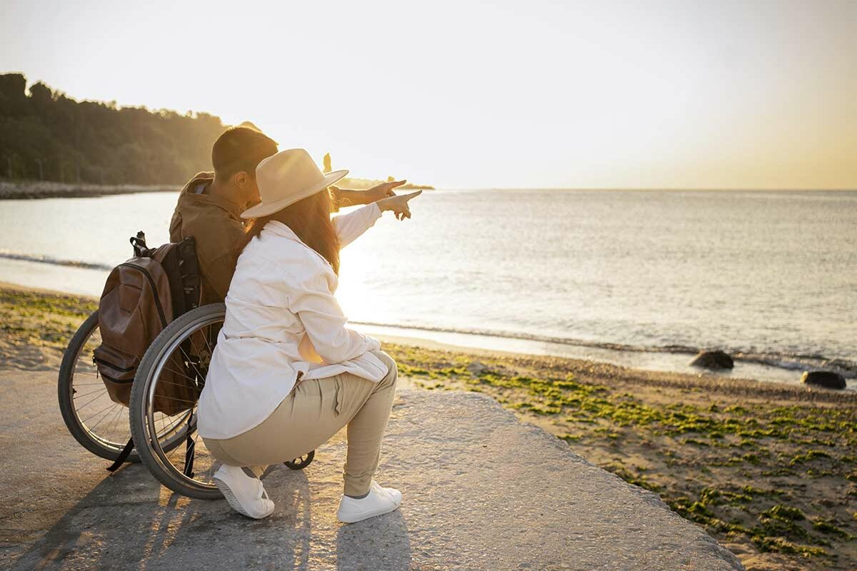 Deux personnes voyageant à mobilité réduite