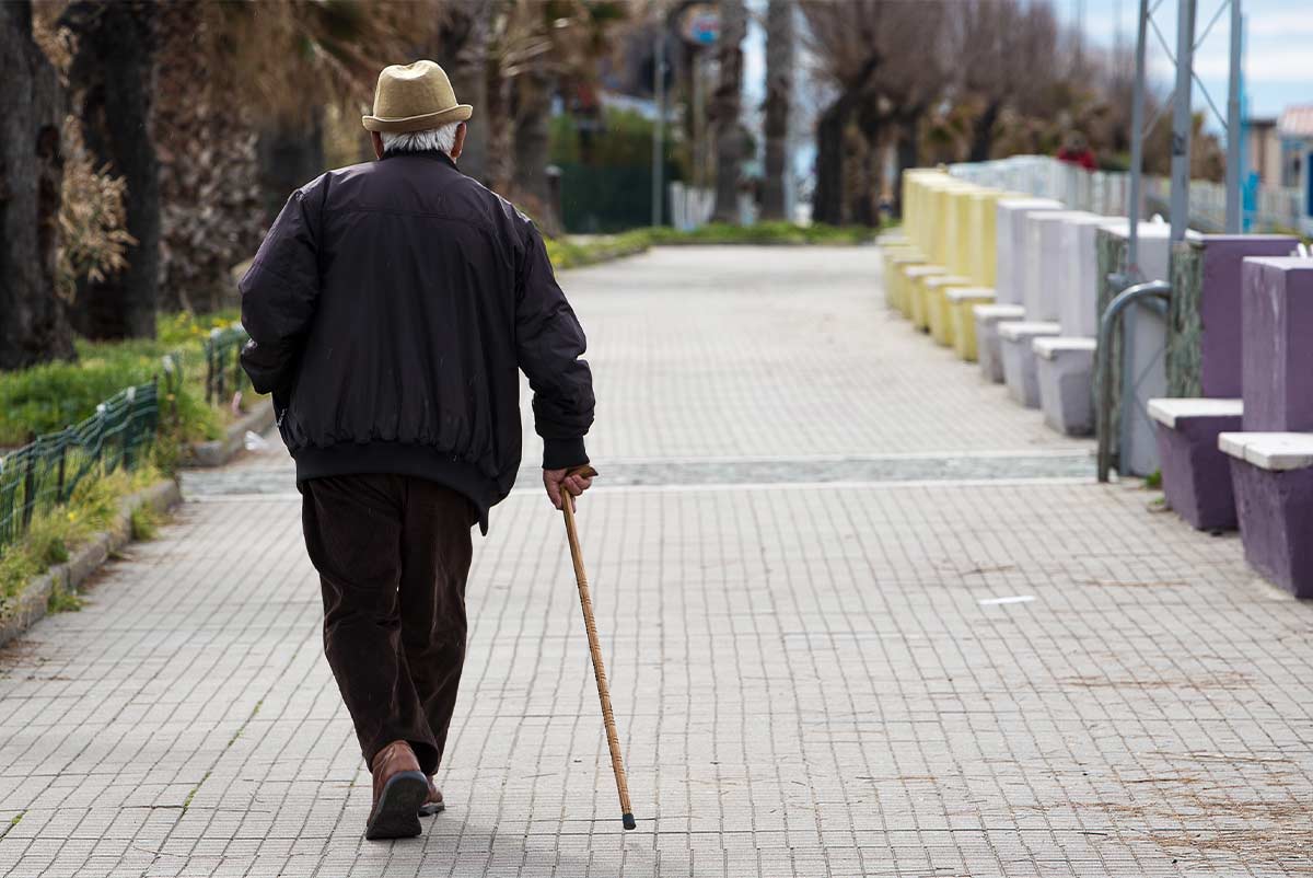Senior qui voyage à mobilité réduite