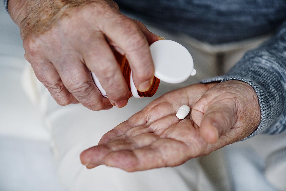 Senior prenant un cachet de morphine