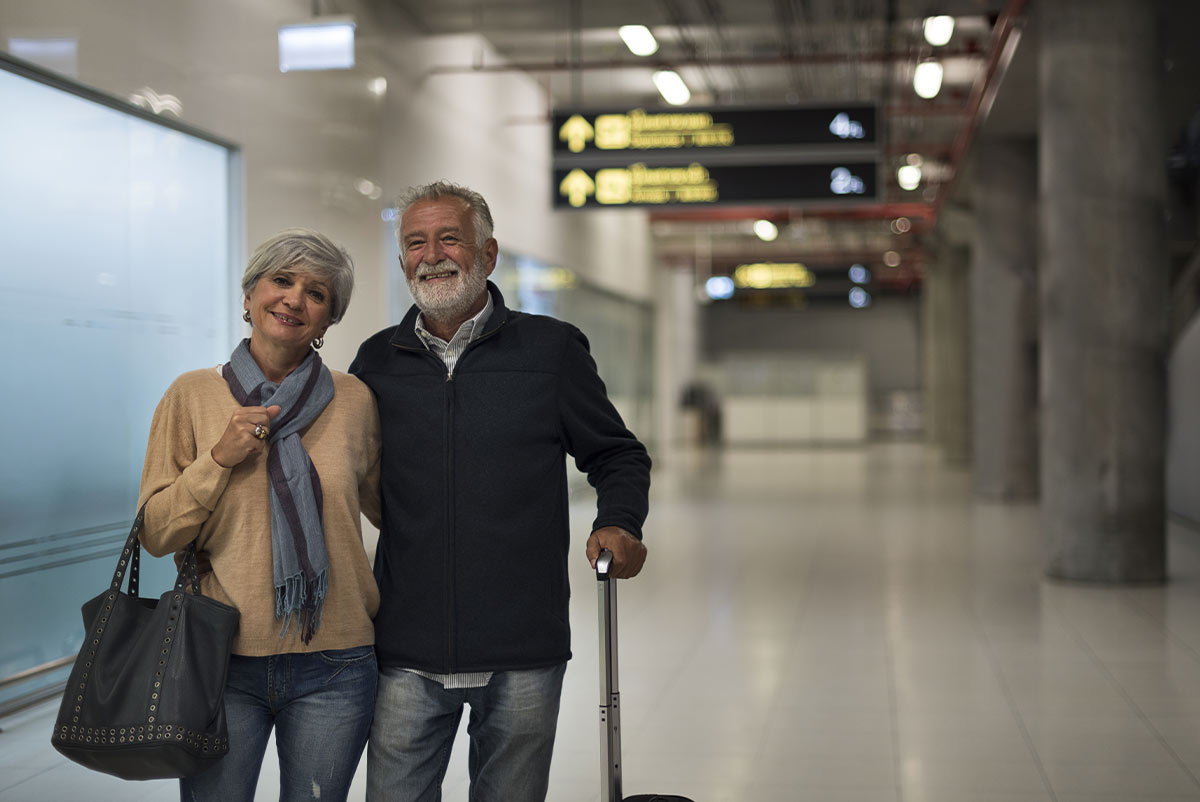 Seniors en gare prêts à partir pour un circuit ferroviaire en Europe