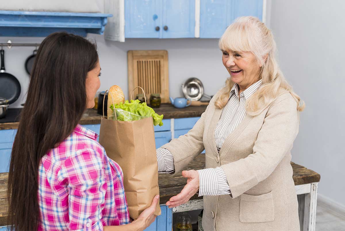 Femme senior se faisant livrer ses courses à domicile