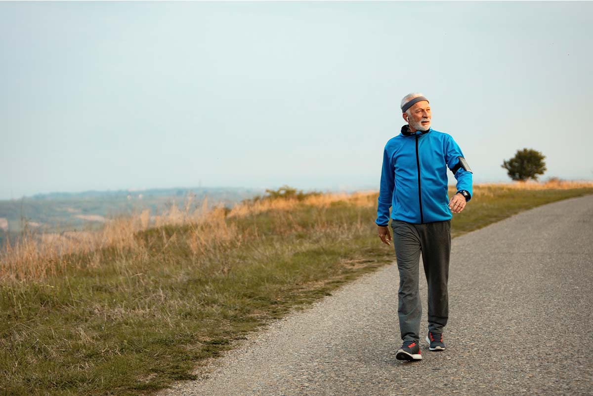 Personne âgée qui marche pour atteindre le nombre de pas par jour qui lui est conseillé