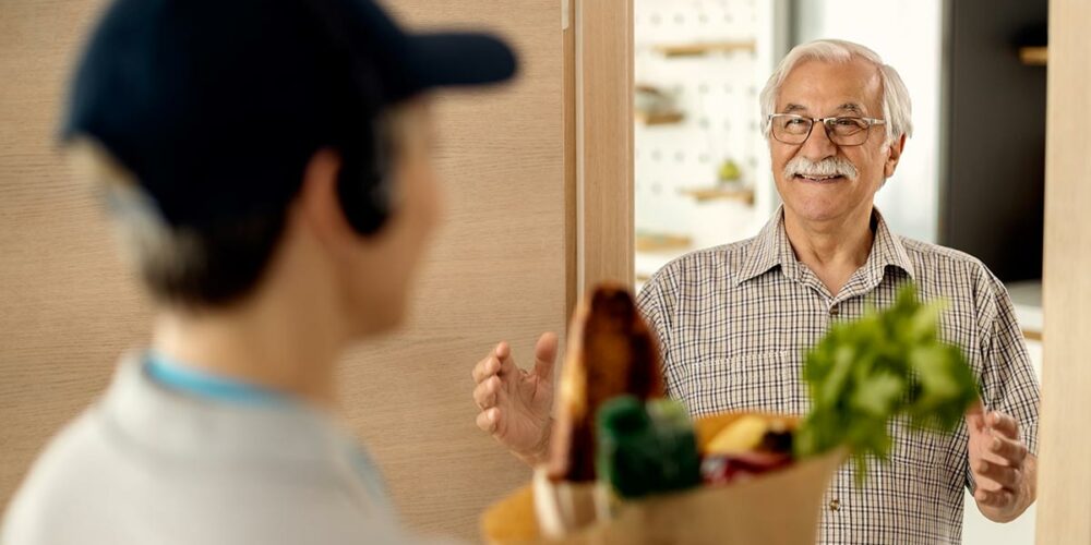 Personne livrant les courses à domicile pour un senior