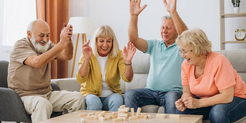 Seniors qui jouent ensemble pour optimiser leur mémoire
