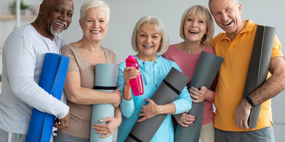 Seniors qui se préparent à faire une séance de sport