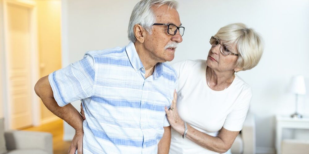 Senior qui souffre d'une hernie hiatale