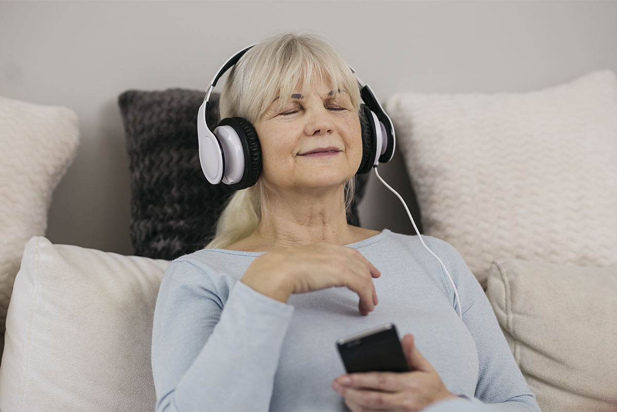 Femme écoutant un livre audio