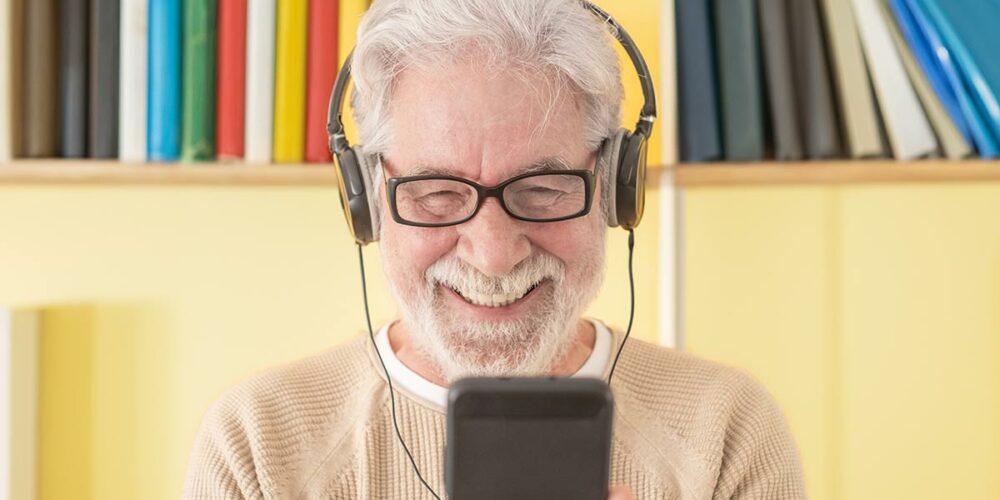 Senior utilisant un livre audio